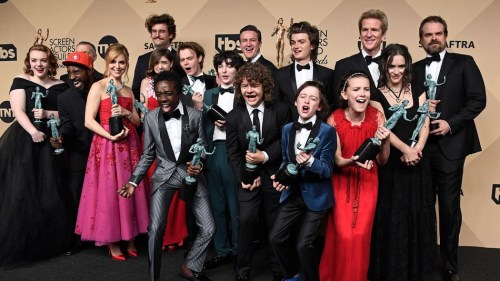 Elenco de  'Stranger Things' celebra vitória no SAG Awards 2017 (Crédito: Getty Images)