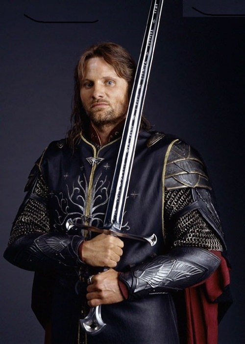 espada-anduril-filme-senhor-dos-aneis-aragorn-tamanho-real-D_NQ_NP_228301-MLB20309219051_052015-F
